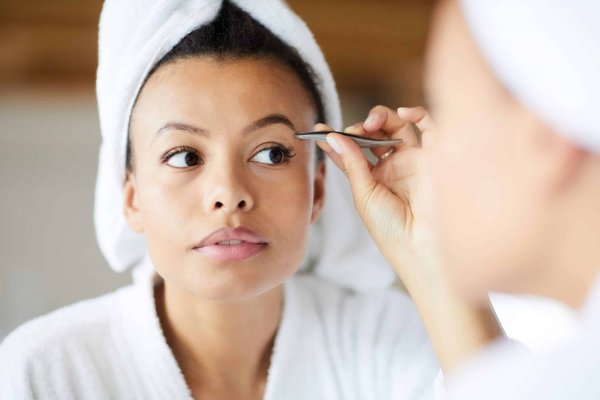 Quels sont les principaux outils pour bien prendre soin de ses sourcils ?