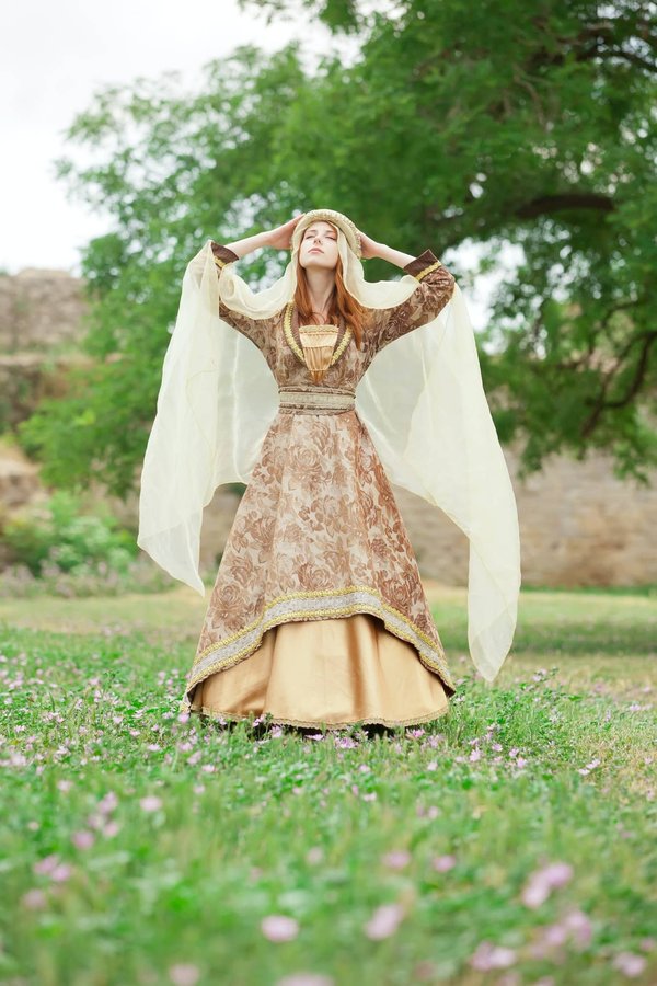 Comment choisir une robe médiévale adaptée à votre morphologie, à votre personnalité et à l'occasion ?