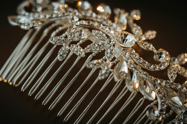 Broche cheveux mariage : l'accessoire essentiel pour sublimer votre coiffure