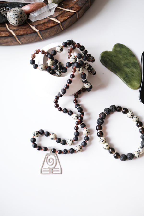 Craquez pour les bracelets en pierres naturelles : énergie et style